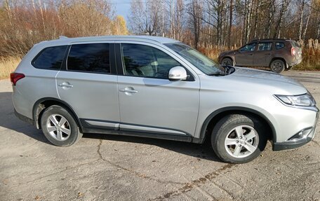 Mitsubishi Outlander III рестайлинг 3, 2019 год, 2 350 000 рублей, 6 фотография