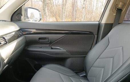 Mitsubishi Outlander III рестайлинг 3, 2019 год, 2 350 000 рублей, 11 фотография