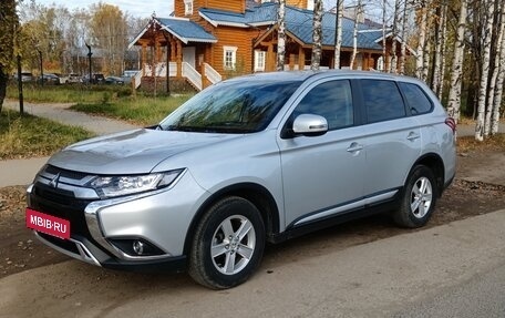 Mitsubishi Outlander III рестайлинг 3, 2019 год, 2 350 000 рублей, 13 фотография