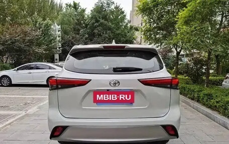 Toyota Highlander, 2025 год, 5 300 000 рублей, 6 фотография