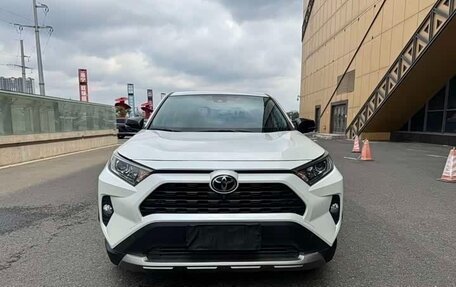 Toyota RAV4, 2021 год, 2 850 000 рублей, 2 фотография