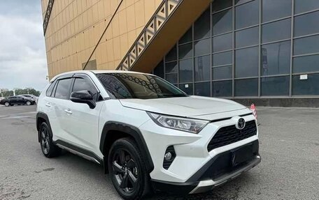 Toyota RAV4, 2021 год, 2 850 000 рублей, 3 фотография