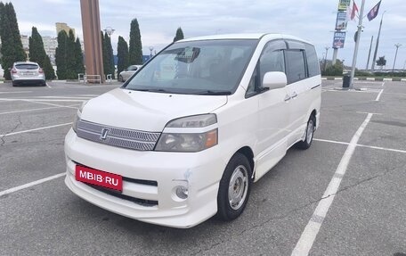 Toyota Voxy II, 2004 год, 720 000 рублей, 1 фотография