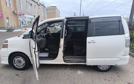 Toyota Voxy II, 2004 год, 720 000 рублей, 13 фотография