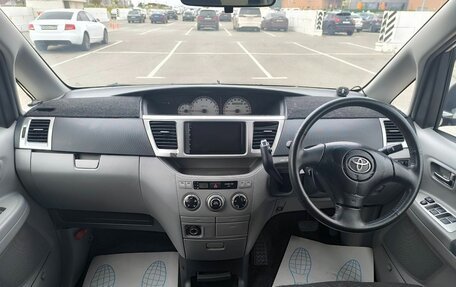 Toyota Voxy II, 2004 год, 720 000 рублей, 10 фотография