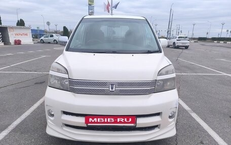 Toyota Voxy II, 2004 год, 720 000 рублей, 3 фотография