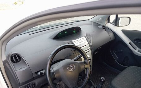 Toyota Yaris III рестайлинг, 2008 год, 450 000 рублей, 15 фотография