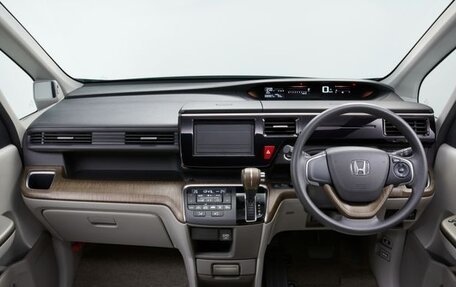 Honda Stepwgn IV, 2019 год, 1 700 000 рублей, 3 фотография