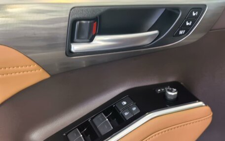 Toyota Highlander, 2025 год, 16 фотография