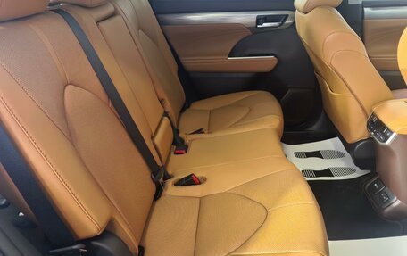 Toyota Highlander, 2025 год, 21 фотография