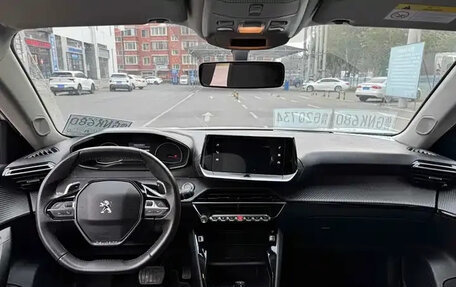 Peugeot 2008 II, 2022 год, 1 950 000 рублей, 7 фотография