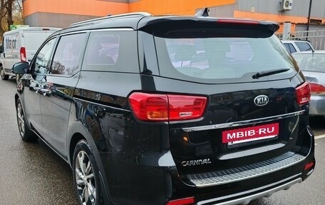 KIA Carnival III, 2018 год, 2 100 000 рублей, 3 фотография