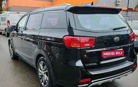 KIA Carnival III, 2018 год, 2 100 000 рублей, 2 фотография