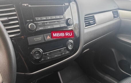 Mitsubishi Outlander III рестайлинг 3, 2015 год, 1 400 000 рублей, 9 фотография