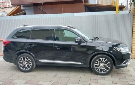 Mitsubishi Outlander III рестайлинг 3, 2018 год, 1 850 000 рублей, 1 фотография
