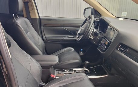 Mitsubishi Outlander III рестайлинг 3, 2018 год, 1 850 000 рублей, 7 фотография