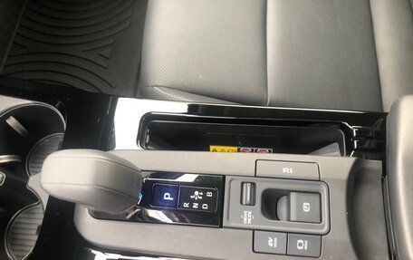 Toyota Prius IV XW50, 2023 год, 3 850 000 рублей, 12 фотография