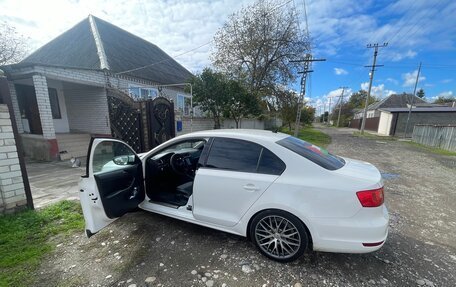 Volkswagen Jetta VI, 2013 год, 900 000 рублей, 4 фотография