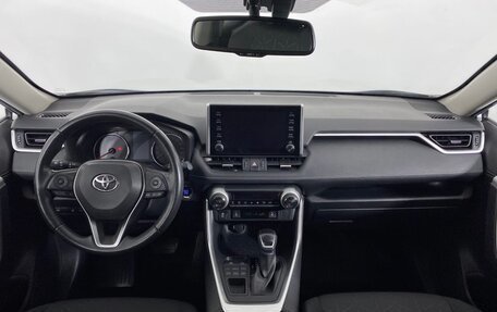 Toyota RAV4, 2021 год, 3 590 000 рублей, 9 фотография