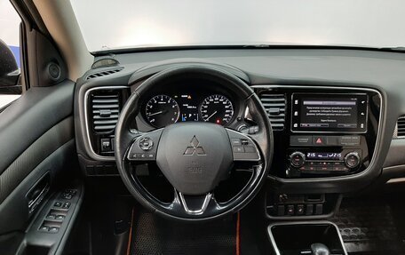 Mitsubishi Outlander III рестайлинг 3, 2018 год, 1 670 000 рублей, 14 фотография