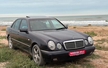 Mercedes-Benz E-Класс, 1998 год, 560 000 рублей, 1 фотография
