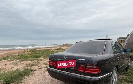 Mercedes-Benz E-Класс, 1998 год, 560 000 рублей, 2 фотография