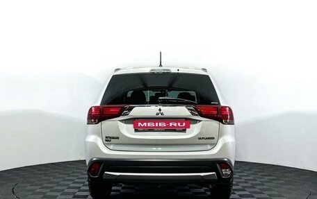 Mitsubishi Outlander III рестайлинг 3, 2015 год, 2 047 000 рублей, 6 фотография