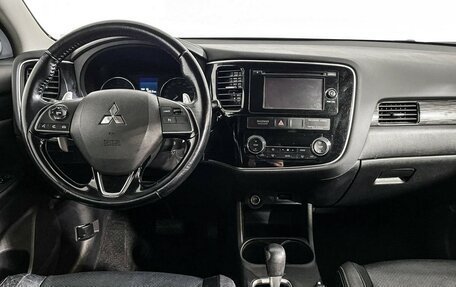 Mitsubishi Outlander III рестайлинг 3, 2015 год, 2 047 000 рублей, 12 фотография