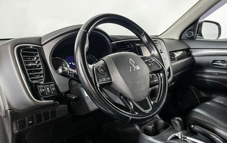 Mitsubishi Outlander III рестайлинг 3, 2015 год, 2 047 000 рублей, 13 фотография