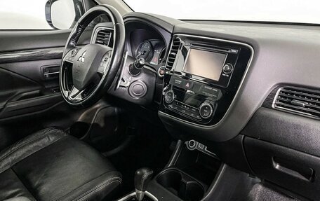 Mitsubishi Outlander III рестайлинг 3, 2015 год, 2 047 000 рублей, 9 фотография
