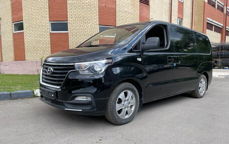 Hyundai Grand Starex Grand Starex I рестайлинг 2, 2019 год, 3 800 000 рублей, 1 фотография