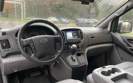 Hyundai Grand Starex Grand Starex I рестайлинг 2, 2019 год, 3 800 000 рублей, 13 фотография