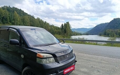 Toyota Voxy II, 2004 год, 838 000 рублей, 1 фотография