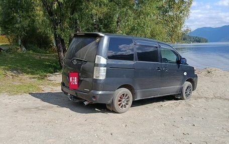Toyota Voxy II, 2004 год, 838 000 рублей, 4 фотография