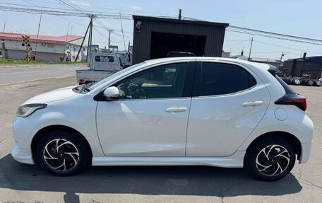 Toyota Yaris, 2022 год, 967 000 рублей, 7 фотография