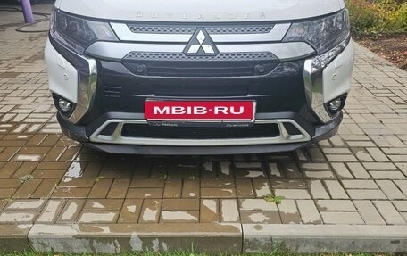 Mitsubishi Outlander III рестайлинг 3, 2019 год, 2 700 000 рублей, 2 фотография