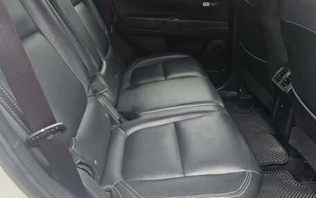 Mitsubishi Outlander III рестайлинг 3, 2019 год, 2 700 000 рублей, 7 фотография