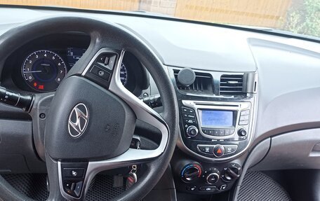 Hyundai Solaris II рестайлинг, 2011 год, 720 000 рублей, 4 фотография