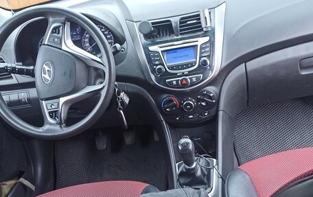 Hyundai Solaris II рестайлинг, 2011 год, 720 000 рублей, 8 фотография