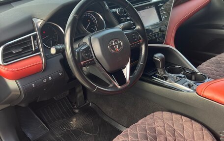 Toyota Camry, 2019 год, 2 600 000 рублей, 10 фотография