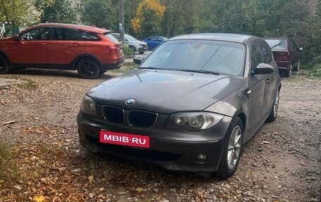 BMW 1 серия, 2006 год, 750 000 рублей, 1 фотография