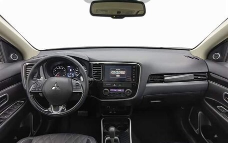 Mitsubishi Outlander III рестайлинг 3, 2022 год, 2 280 000 рублей, 5 фотография