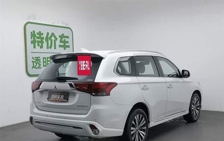 Mitsubishi Outlander III рестайлинг 3, 2022 год, 2 280 000 рублей, 2 фотография