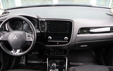 Mitsubishi Outlander III рестайлинг 3, 2021 год, 2 199 000 рублей, 11 фотография