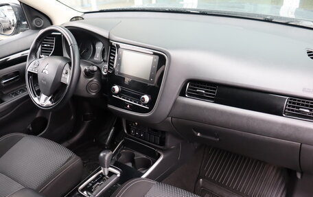 Mitsubishi Outlander III рестайлинг 3, 2021 год, 2 199 000 рублей, 12 фотография