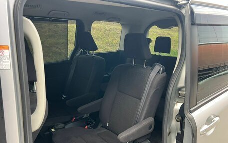 Toyota Voxy III, 2016 год, 1 830 000 рублей, 7 фотография