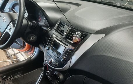 Hyundai Solaris II рестайлинг, 2015 год, 750 000 рублей, 19 фотография