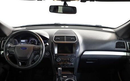 Ford Explorer VI, 2017 год, 2 999 000 рублей, 10 фотография