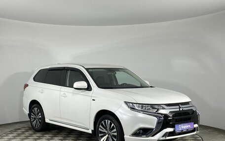 Mitsubishi Outlander III рестайлинг 3, 2022 год, 2 450 000 рублей, 2 фотография