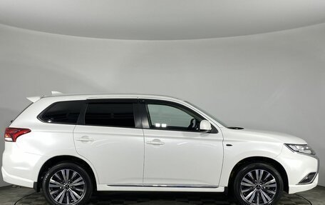 Mitsubishi Outlander III рестайлинг 3, 2022 год, 2 450 000 рублей, 11 фотография